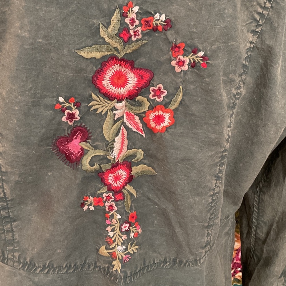 Nostalgia Green Button Down Shirt with Floral Embroidery - Picture 3 of 7